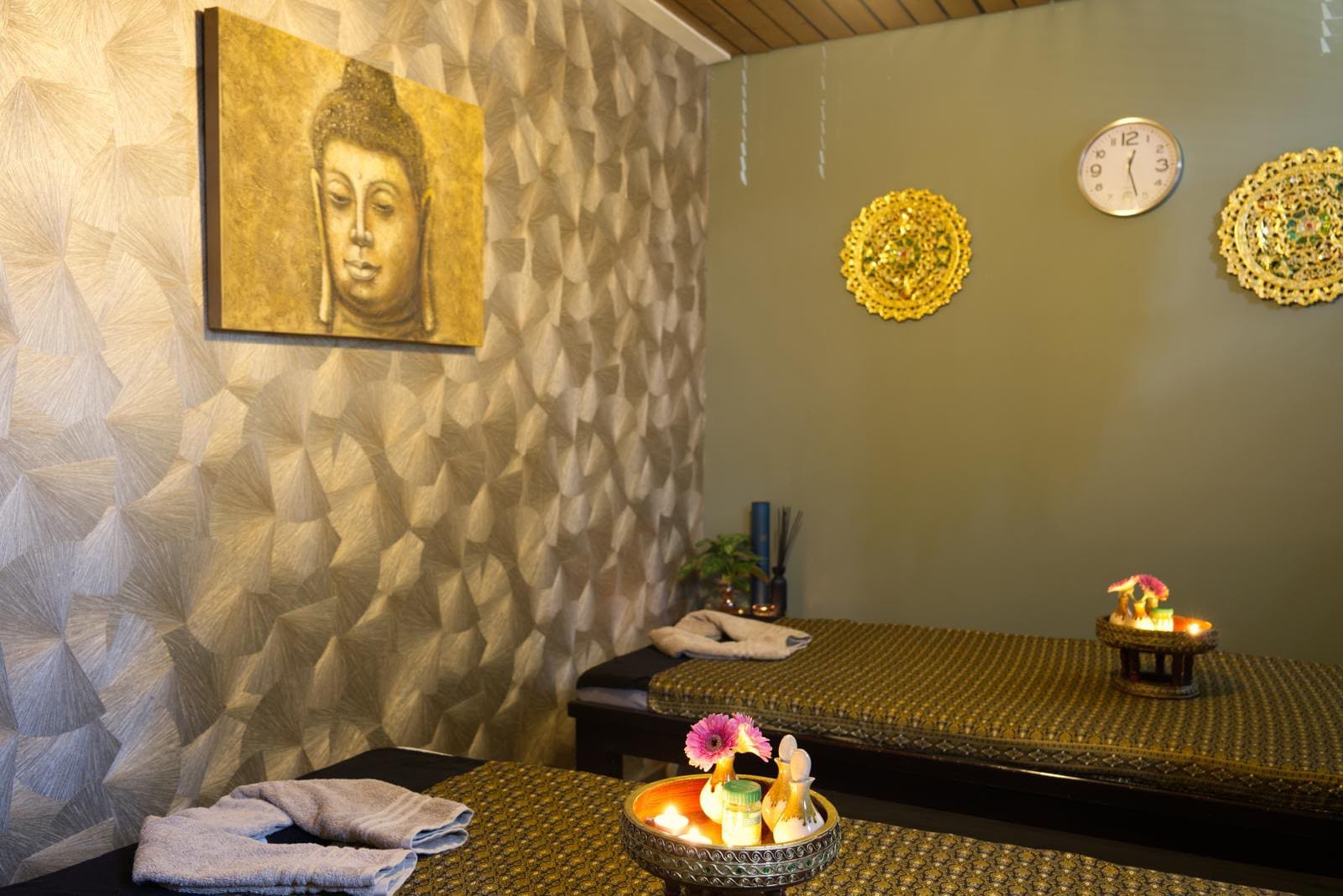 Duo behandelkamer met twee massagetafels en een gouden Boeddha-schilderij bij Sukhumvit Naarden