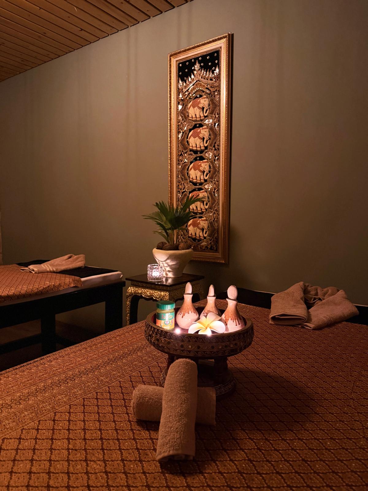 Duo massagekamer met twee massagetafels en traditionele Thaise sfeer bij Sukhumvit Naarden