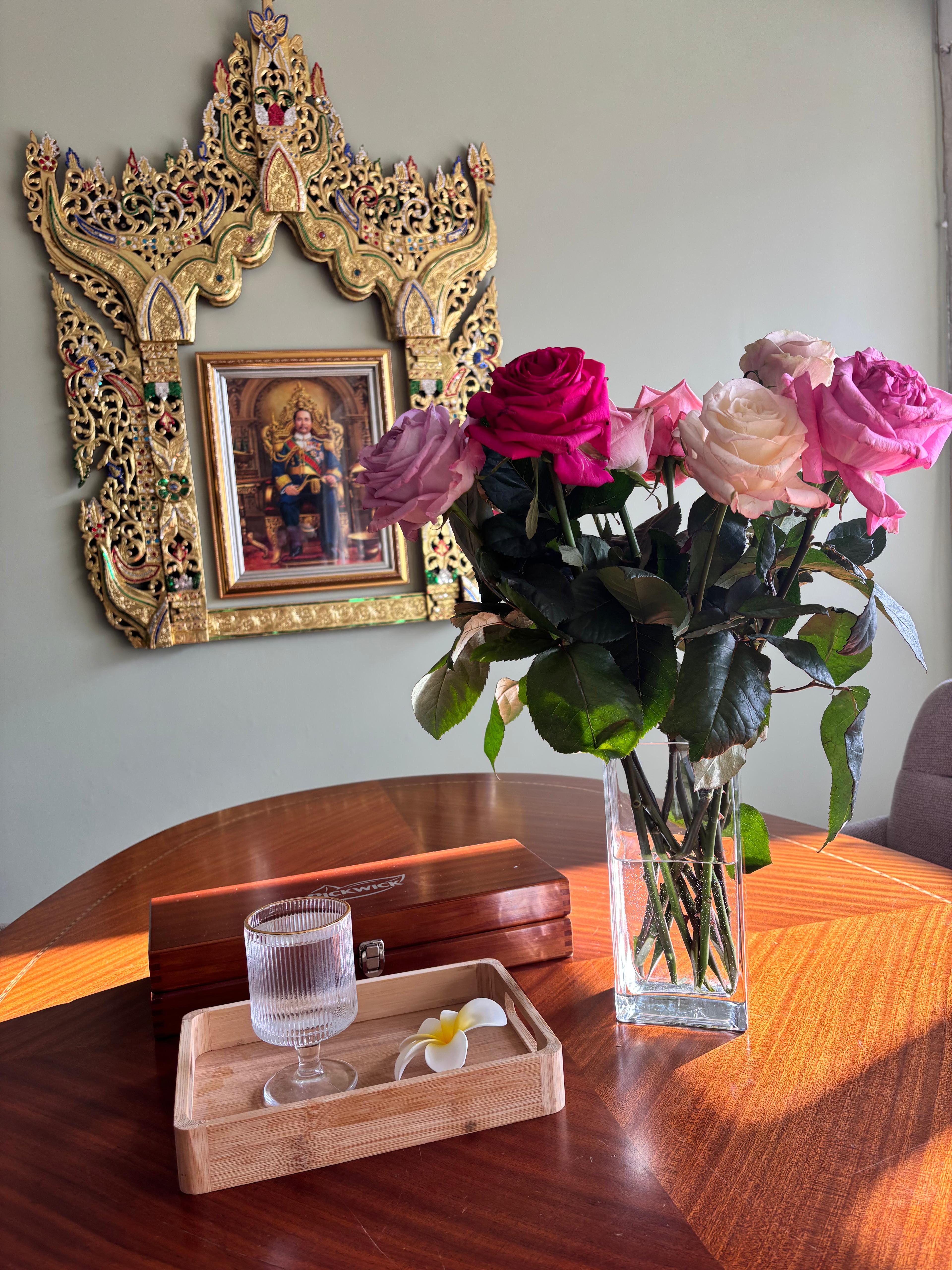 Lobby van Sukhumvit Thaise Massage met rozen en traditionele Thaise decoratie in Naarden