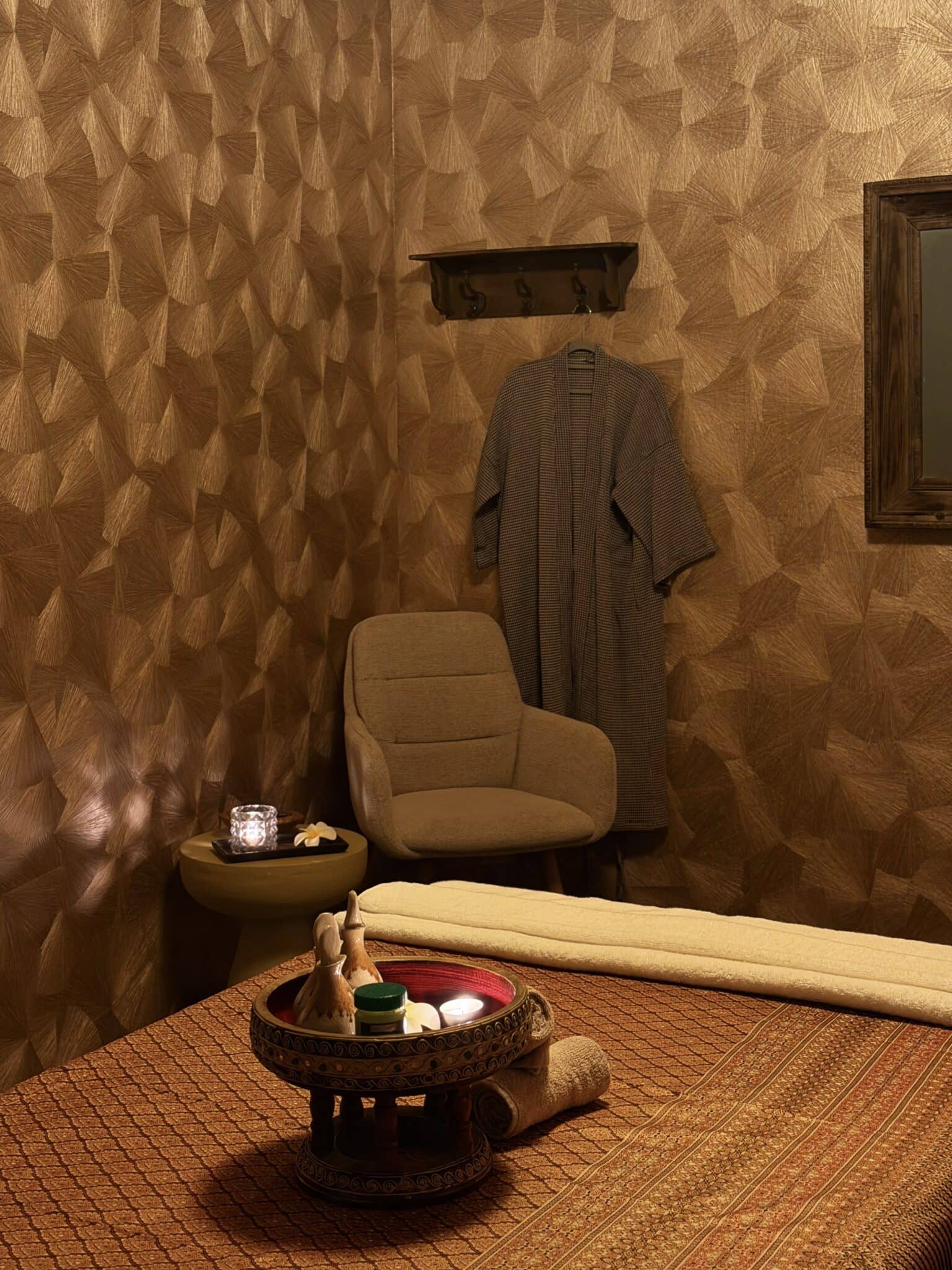 Sfeervolle massage kamer met traditionele Thaise inrichting bij Sukhumvit Naarden