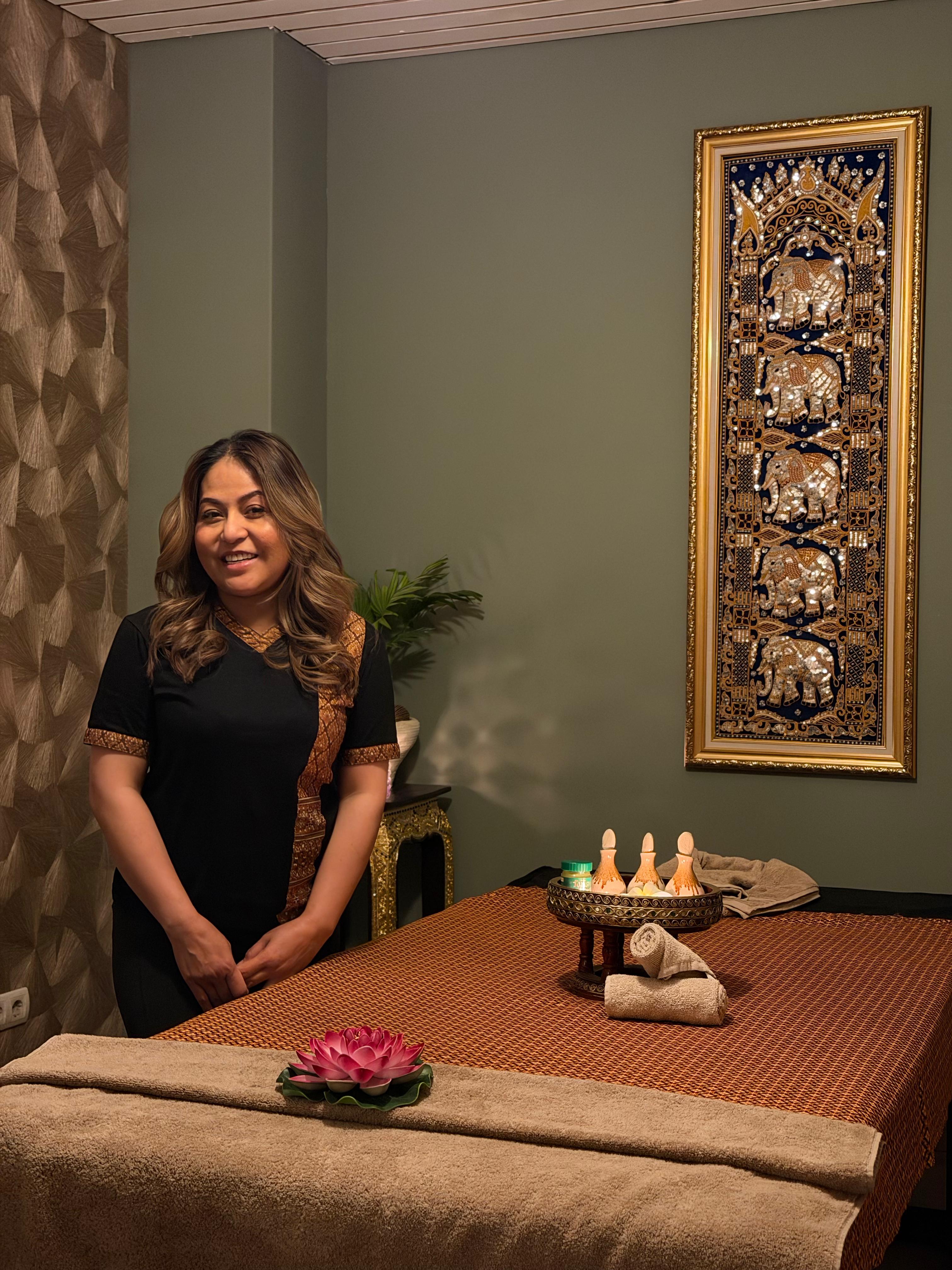 Professionele masseuse bij de massagetafel in Sukhumvit Thaise Massage Naarden